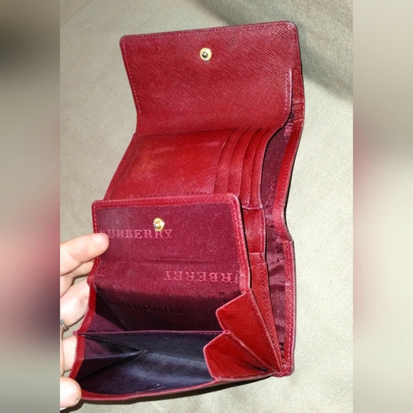 VINTAGE BURBERRY WALLET ~GREAT CONDITION~ AUTHENTIC ~LOTS OF PLACES TO PUT STUFF - Picture 9 of 13